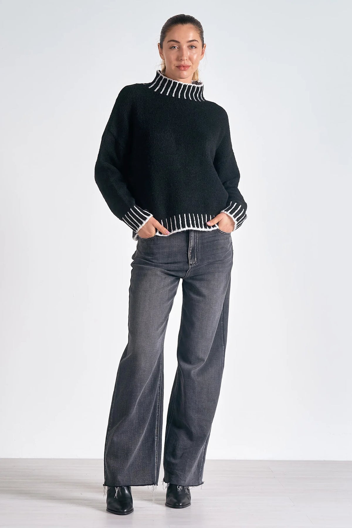 Sweater with Stitching in Black - Elan